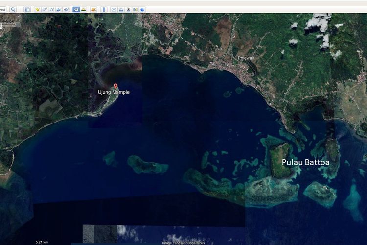 Kawasan segitiga antara Ibukota Polewali, Pulau Battoa dan Ujung Mampie (Semenanjung Mampie). Tampak hamparan dangkalan (gosong/gusung) yang tersusun dari pulau karang, terumbu karang, substrat pasir putih, dan kemungkinan ada hamparan lamun (seagrass). (Sumber: Kompilasi Google Earth ? Akuisisi Oktober 2022).