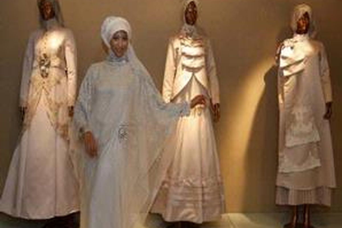 Model memeragakan busana pengantin karya perancang Irna Mutiara koleksi Irna La Perle dalam soft launch di Kemang Square, Jakarta Selatan, Kamis (24/7).