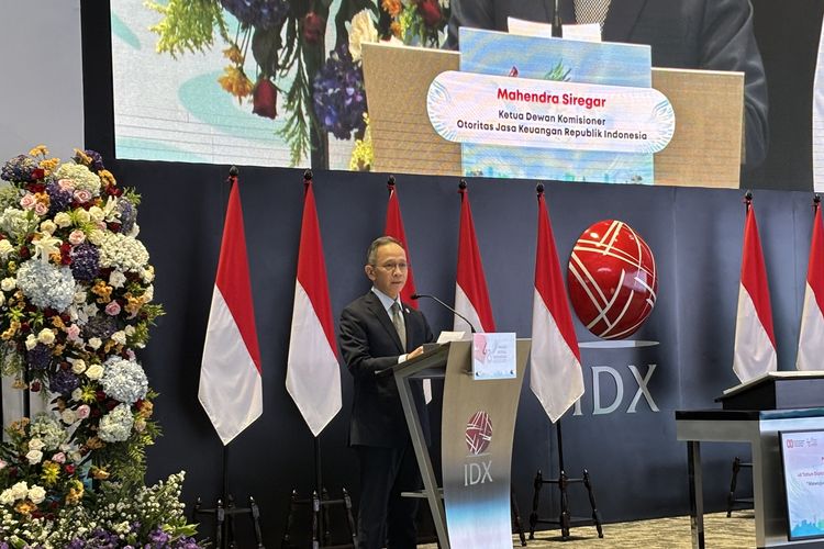 Ketua Dewan Komisioner Otoritas Jasa Keuangan, Mahendra Siregar saat saat gelaran Seremoni Pembukaan Perdagangan di gedung BEI, Jakarta, Senin (11/8/2025).