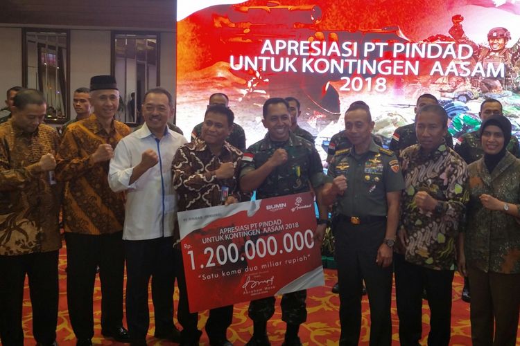 Kontingen TNI AD yang menjadi juara umum ajang lomba menembak antar-negara Australian Army Skill at Arms Meeting (AASAM) 2018 diguyur bonus Rp 1,2 miliar oleh PT Pindad 