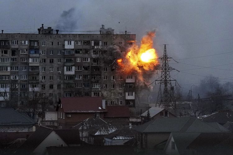 Ledakan di apartemen yang ditembak tank Rusia di Mariupol, Ukraina, Jumat (11/3/2022).