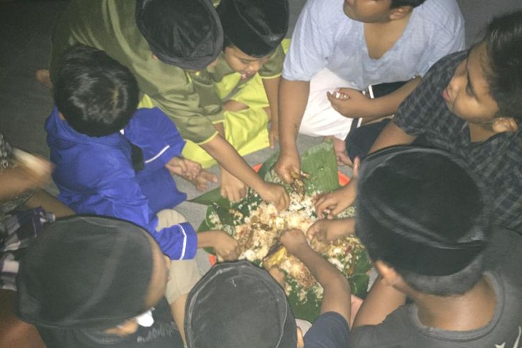 Anak-anak turut serta menjaga tradisi megibung atau makan bersama di Masjid Al-Muhajirin Kepaon, Jalan Raya Pemongan, Kampung Islam, Kelurahan Kepaon, Denpasar, Bali. KOMPAS.COM/ Yohanes Valdi Seriang Ginta