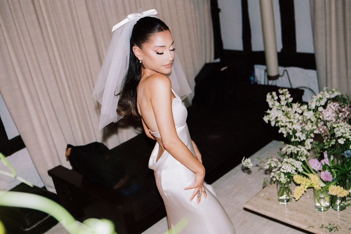 Ariana Grande memilih gaun dan dekorasi serba putih di hari pernikahannya.