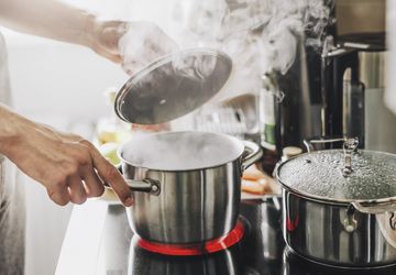 Mudah, 8 Cara Menghilangkan Bau Gosong di Dapur