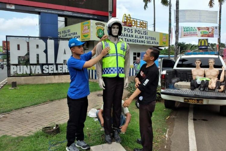 Satlanatas Polres Tangerang Selatan melerakan patung manekin polisi untuk meminimalisir pengendara yang kerap melanggar lalu lintas di wilayah Tangsel. 