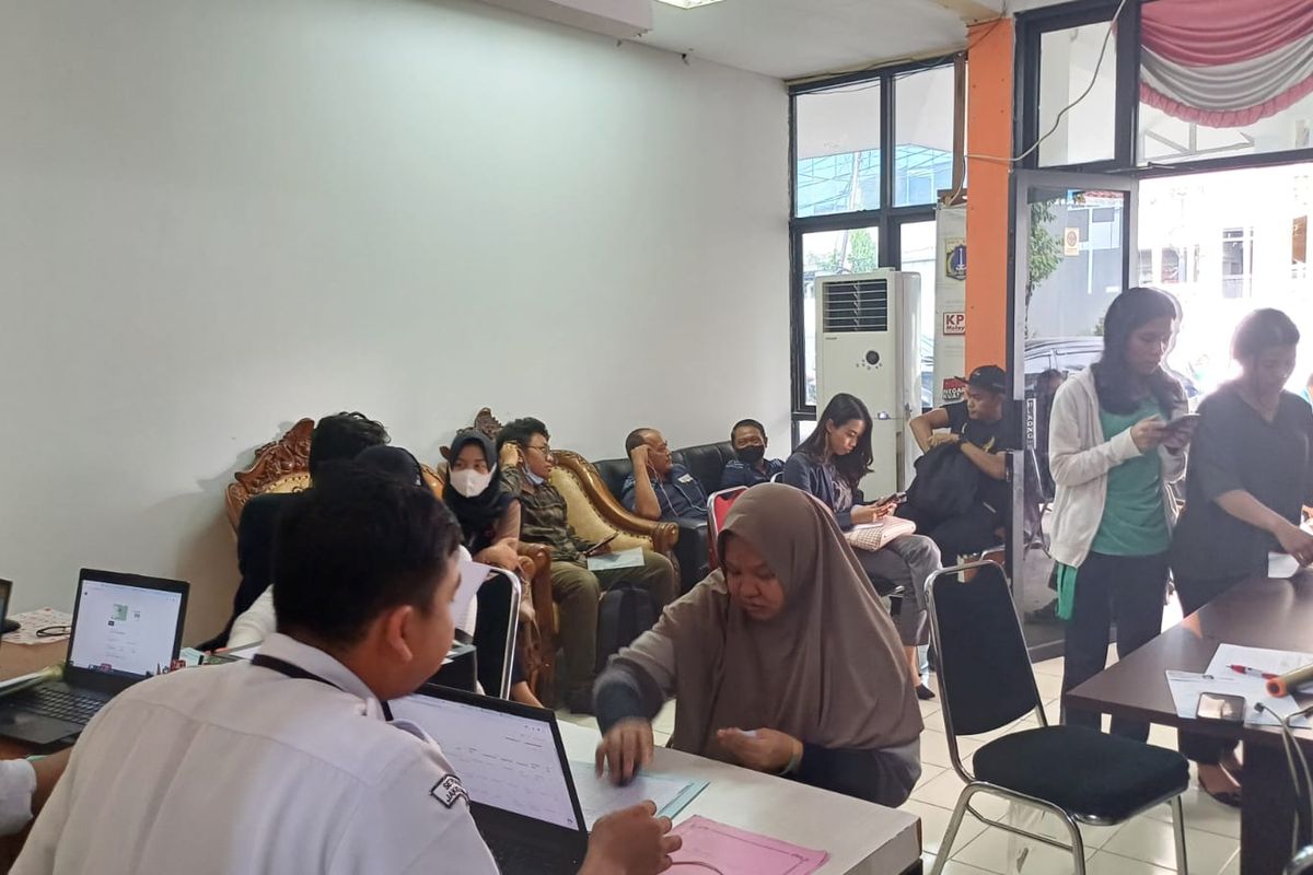Kantor KPU Jakarta Barat dipenuhi masyarakat yang mengurus pindah tempat pemungutan suara (TPS), Senin (15/1/2024).