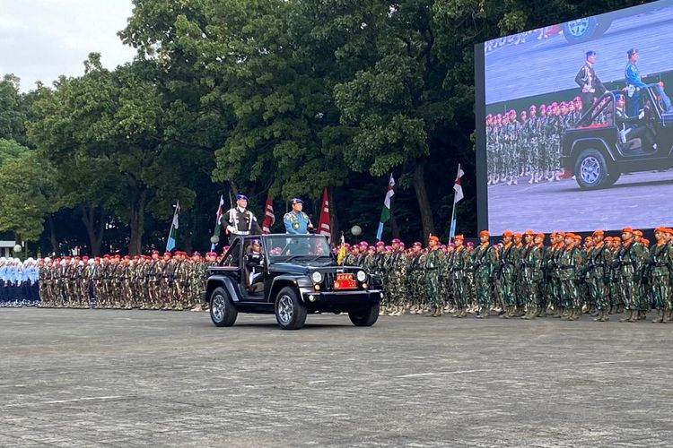 Panglima TNI Laksamana Yudo Margono (kiri naik jeep) saat upacara gaktib dan yustisi di Mabes TNI, Cilangkap, Jakarta Timur, Rabu (8/3/2023).
