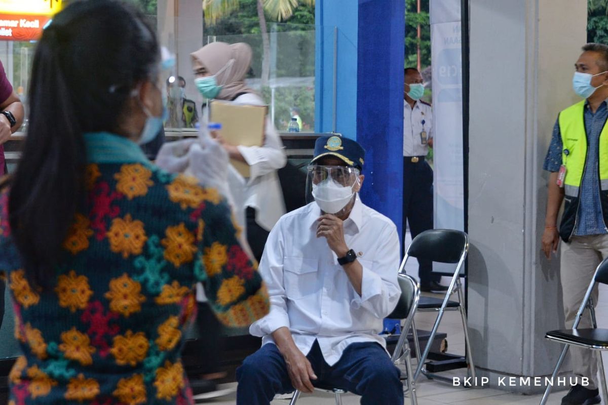 Menteri Perhubungan Budi Karya Sumadi saat meninjau alat deteksi Covid-19 buatan dalam negeri, GeNose, di Bandara Ngurah Rai Bali, Sabtu (10/4/2021).