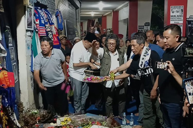 Emha Ainun Najib saat melakukan tabur bunga di pintu 13 Stadion Kanjuruhan, Jum'at (4/11/2022).