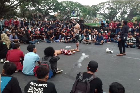 Usai Demo, Mahasiswa di Malang Pungut Sampah Sampai Bersih