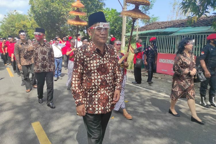 Bambang Wisnu Handoyo (Batik) Mendaftar ke KPU Gunungkidul Jumat (4/9/2020)