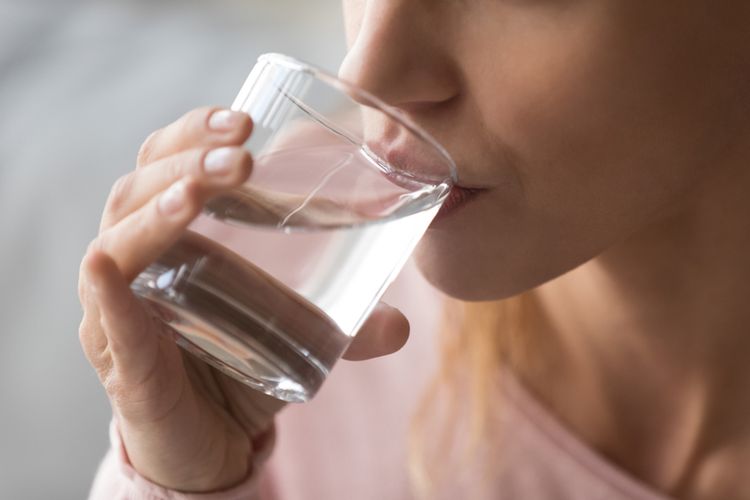 Air adalah salah satu minuman atau makanan untuk tekanan darah rendah yang perlu diperhatikan.