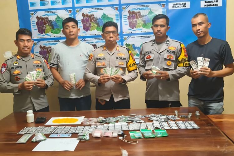 Kocar-kacir Digerebek  Polisi di Pasar Laladon, Pengedar Tinggalkan Ribuan Butir Obat Keras