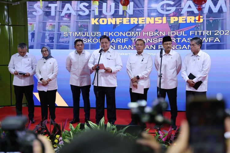 Menteri Koordinator Bidang Perekonomian Airlangga Hartarto dan Menteri Pendayagunaan Aparatur Negara dan Reformasi Birokrasi (PANRB) Rini Widyantini dalam Konferensi Pers Stimulus Ekonomi Hari Besar Keagamaan Nasional (HBKN) Idul Fitri 2026 di Jakarta, Selasa (10/2/2026).