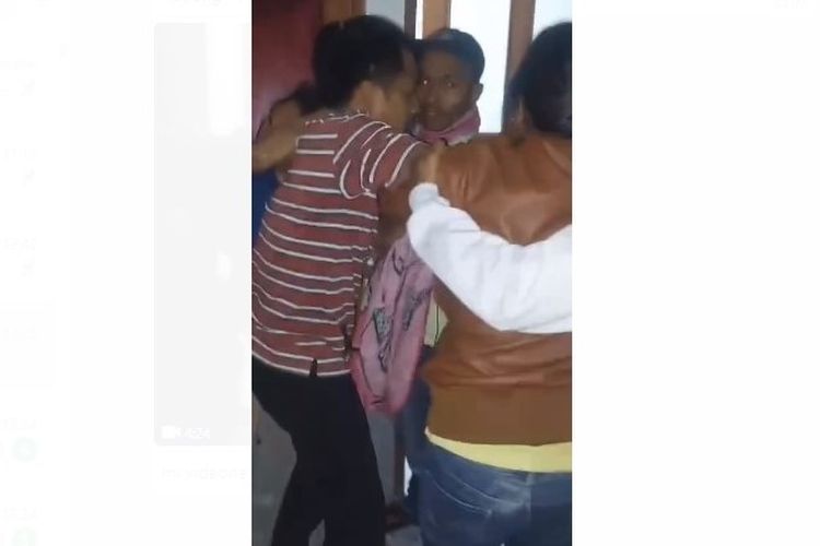 Tangkapan layar video seorang anggota polisi di Atambua, Kabupaten Belu, NTT, saat digerebek istrinya karena berduaan dengan wanita lain