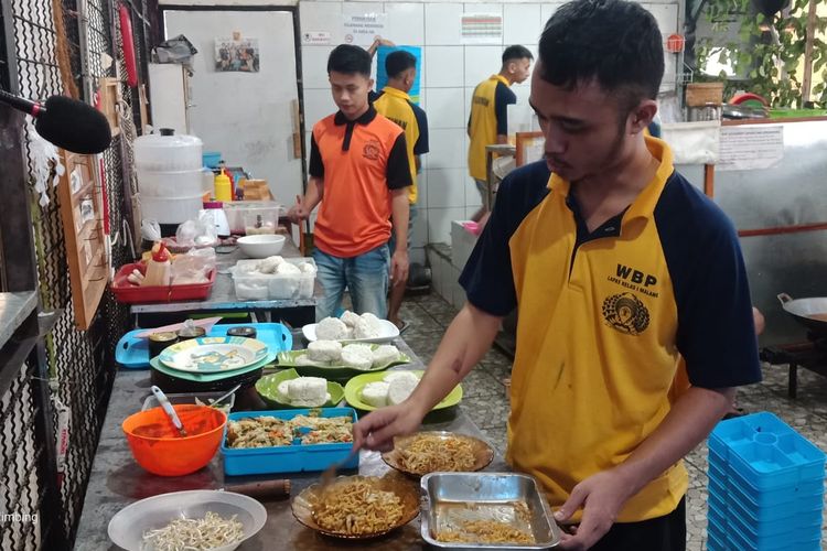 Salah satu kegiatan minat dan bakat para WBP di kedai New Pojok Kuliner yang berada di Lapas Kelas I Malang, Jalan Asahan, Kota Malang. 