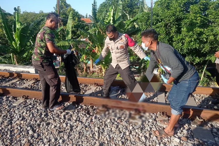 Aparat kepolisian saat melakukan olah TKP penemuan potongan tubuh manusia yang berserakan di rel KA jalur selatan atau hulu W 23 C – W 23B, di Kelurahan Kauman, Kecamatan/Kabupaten Nganjuk, Minggu (24/7/2022). Doc: Polsek Nganjuk Kota