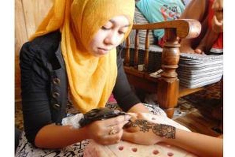 Tradisi lukis tangan jelang Lebaran di Banyuwangi.