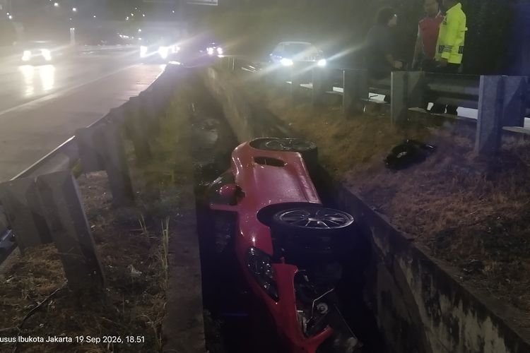 Kronologi Mobil Porsche Nyemplung ke Selokan di Tol Andara Karena Sopir Hilang Kendali