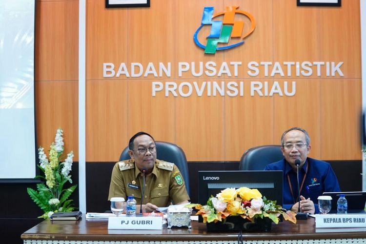 Pj Gubernur Riau Rahman Hadi dan Kepala BPS Riau Asep Riyadi.