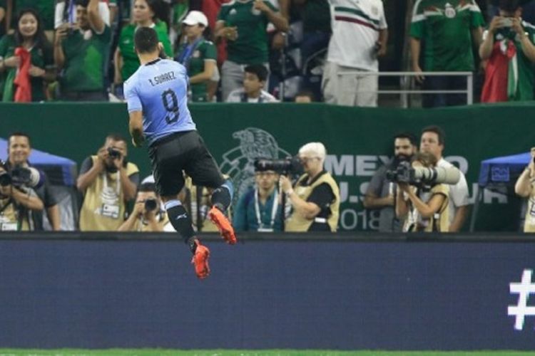 Luis Suarez merayakan gol Uruguay ke gawang Meksiko pada pertandingan persahabatan di Houston, 7 September 2018. 