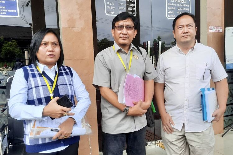 Riksan Aripin (kanan) mantan Direktur Utama PT Domus Jaya usai sidang di PTUN Bandar Lampung, Selasa (20/6/2023).