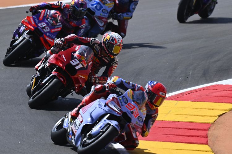 Pebalap Ducati asal Spanyol Marc Marquez, pembalap KTM asal Spanyol Pedro Acosta, dan pebalap Ducati asal Spanyol Jorge Martin berlomba pada MotoGP Aragon Grand Prix di Sirkuit Motorland di Alcaniz, Spanyol, pada 1 September 2024. (Foto oleh JOSE JORDAN/AFP)