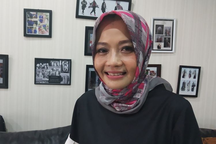 Desainer asal Solo Tuty Adib yang merancang busana baju kurung Iriana untuk pelantikan presiden dan wakil presiden 2019-2024, Jokowi dan Maruf Amin ketika ditemui di rumahnya Solo, Jawa Tengah, Kamis (24/10/2019).