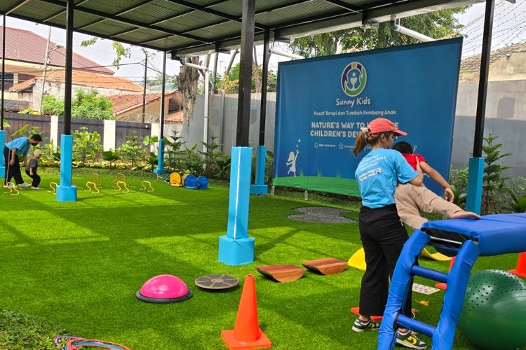 Klinik tumbuh kembang Sunny Kids menghadirkan pusat terapi anak berkebutuhan khusus berkonsep outdoor yang berlokasi di Cempaka Putih Jakarta.