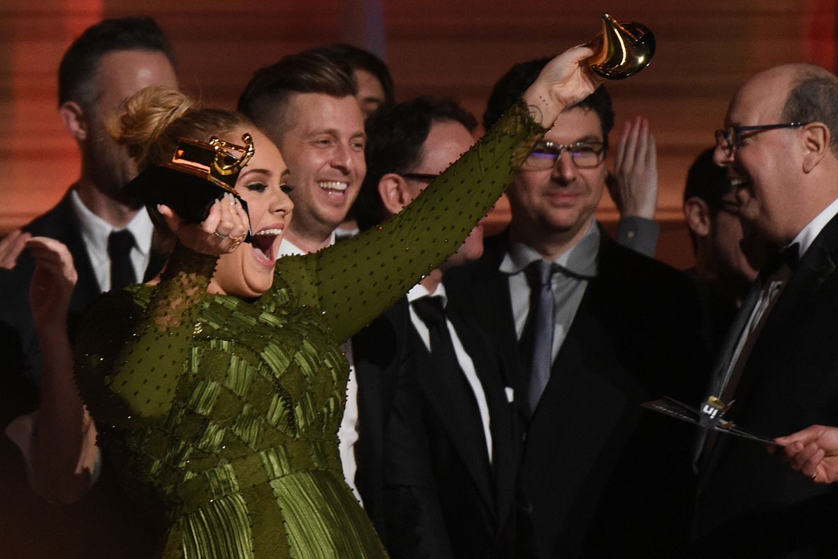 Adele meluapkan kegembiraan atas penghargaan Grammy Album dan Record of the Year yang diraihnya pada perhelatan Grammy Awards 2017 di Staples Center, Los Angeles, California, Minggu (12/2/2017).