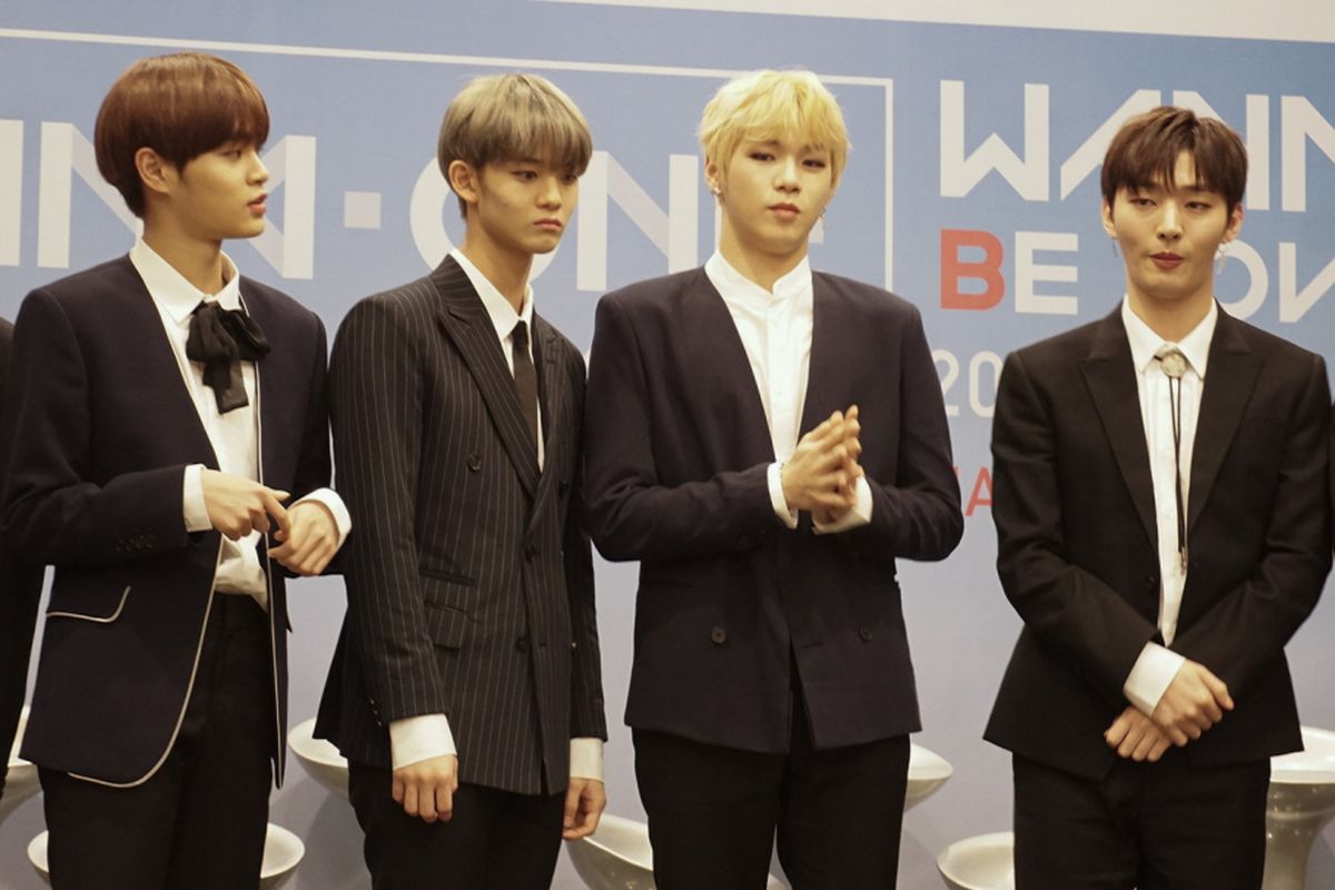 Member Wanna One (dari kiri ke kanan) Lee Daehwi, Bae Jinyoung, Kang Daniel dan Yoon Jisung berpose brersama.