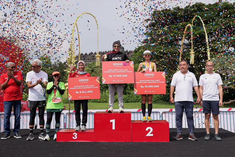 Berdiri di podium dari kiri ke kanan: Risa Wijayanti, Ai Kusniati, dan Yulia. Ai Kusniati menjadi juara lomba Tilik Candi Borobudur Marathon 2022 yang dilaksanakan pada Minggu (13/11/2022) di Taman Lumbini, Candi Borobudur, Magelang, Jawa Tengah.