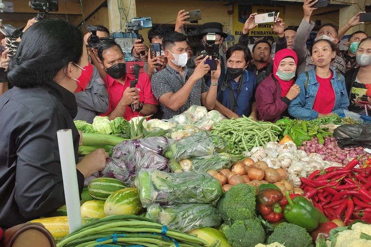 Puan Maharani saat mengunjungi Pasar Kebon Roek, Kecamatan Ampenan, Kota Mataram, Sabtu (27/8/2022)