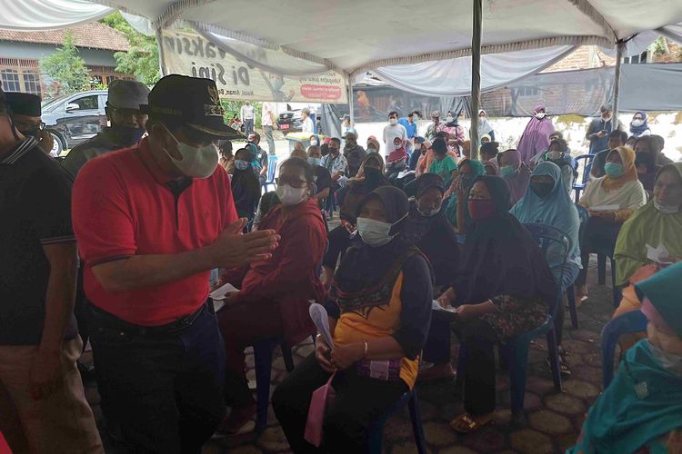 Bupati Semarang Ngesti Nugraha menyapa warga yang antre untuk vaksinasi.