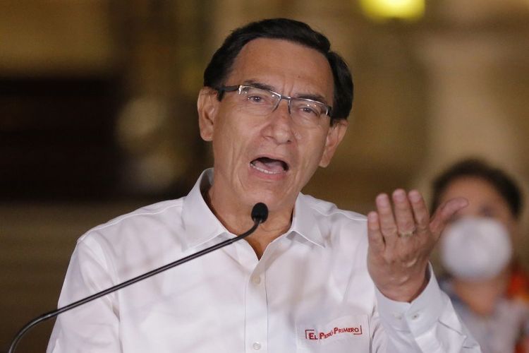 Presiden Peru Martin Vizcarra memberikan pernyataan perpisahan kepada pers sebelum meninggalkan Istana Kepresidenan di Lima, menyusul pemakzulannya dengan suara mayoritas Kongres pada 9 November 2020.