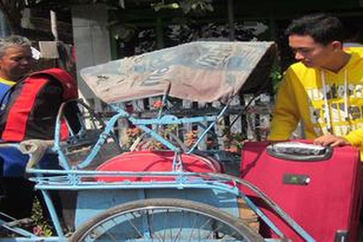 Markasan, tukang becak asal Kota Pasuruan yang mengantarkan keberangkatan anaknya, Mukhammad Sokhi ke stasiun untuk berangkat kuliah di Fakultas Hukum Universitas Indonesia.