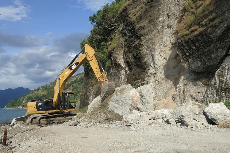 Longsoran di ruas jalan Taramana- Lantoka-Maritaing, Kabupaten Alor saat longsor