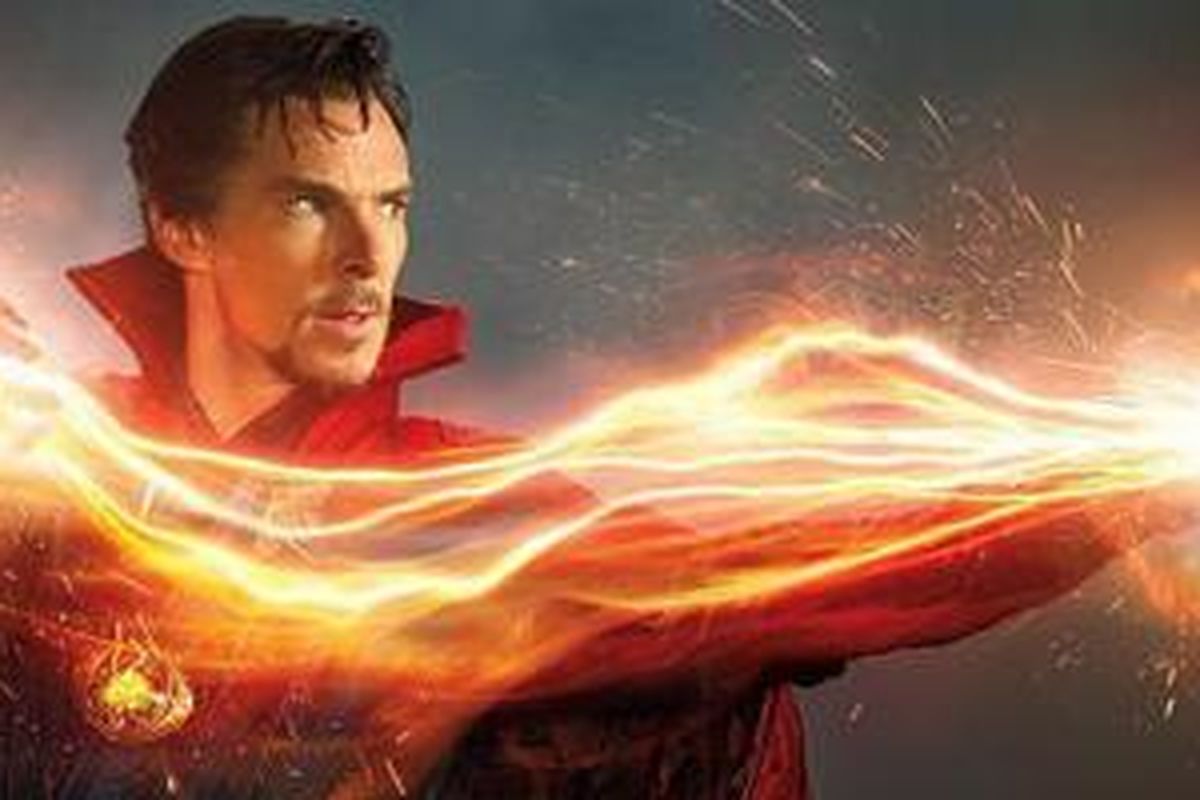 Benedict Cumberbatch beraksi sebagai Doctor Strange.