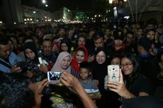Rehat Kampanye, Risma Ajak Puti Soekarno 