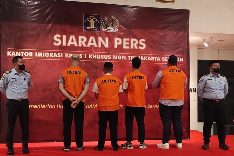 Keempat Warga Negara Asing (WNA) yang ditangkap Kantor Imigrasi Kelas I Khusus Non TPI Jakarta Selatan, Jumat (26/5/2023) 