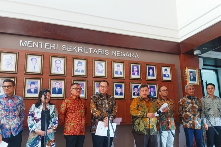 Ketua Pansel Capim dan Dewas KPK 2024-2029 Muhammad Yusuf Ateh dan anggotanya saat menggelar keterangan pers di Kantor Kemensetneg, Jakarta, Jumat (31/5/2024). 