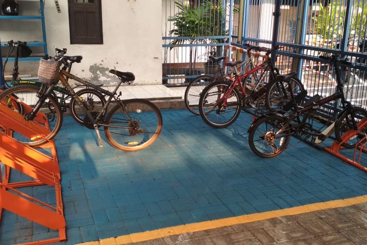 Area parkir sepeda Kompas Gramedia.