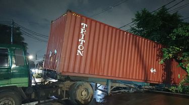 Trailer Terperosok di Cilincing Berhasil Dievakuasi, Jalan Kembali Normal