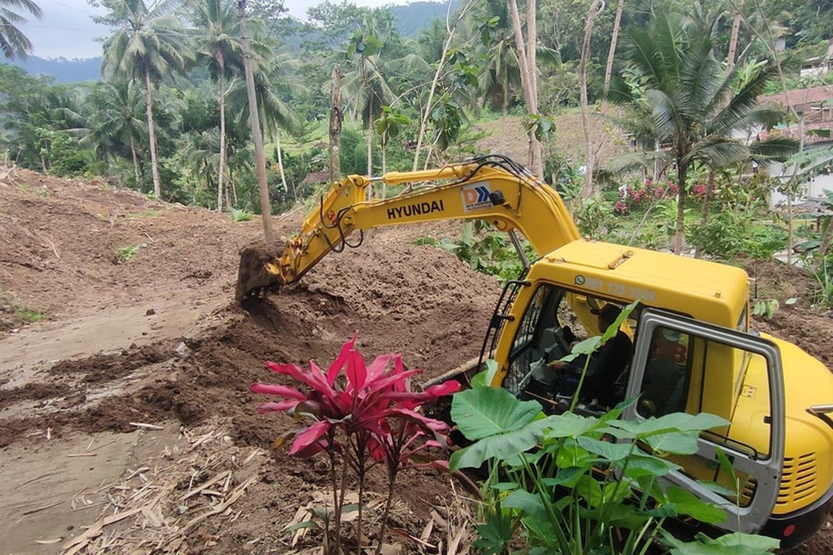 Ekskavator bekerja mengevakuasi material longsor di Pedukuhan Pringtali, Kalurahan Jatimulyo, Kapanewon Girimulyo, Kabupaten Kulon Progo, Daerah Istimewa Yogyakarta.