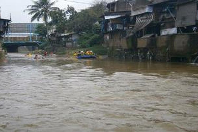 Peserta Kukuyaan di Sungai Cikapundung, Bandung, Minggu, (30/12/2012)