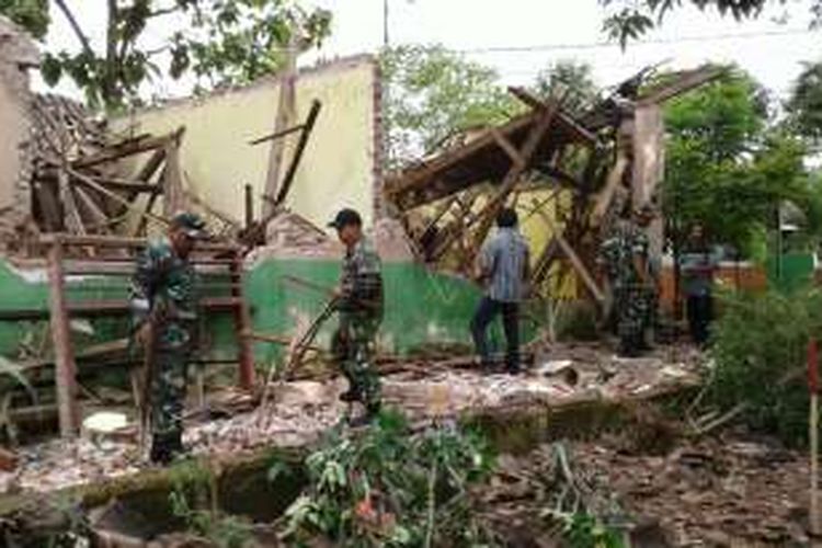 Foto : Inilah gedung SDN 02 Klecorejo, Desa Klecorejo, Kecamatan Mejayan, Kabupaten Madiun yang roboh karena kayunya sudah lapuk, Rabu ( 11/1/2017).