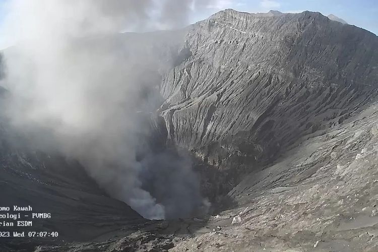Tangkapan layar rekaman kamera pemantau yang menunjukkan asap putih dan kelabu keluar bersamaan dari kawah Gunung Bromo di Provinsi Jawa Timur pada Rabu (13/12/2023). (ANTARA/HO-PVMBG)