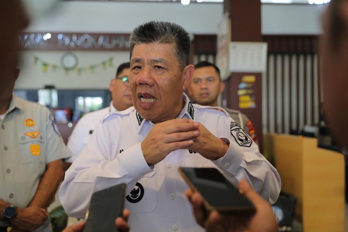 Gubernur Bangka Belitung Hidayat Arsani dilaporkan ke polisi. 