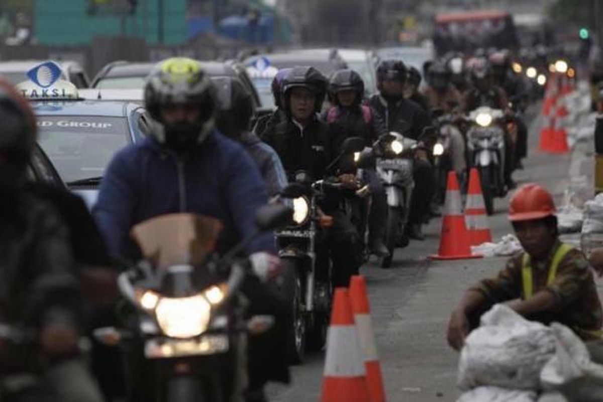 Motor melintas di Jalan MH Thamrin, Jakarta, Selasa (11/11/2014). Selama Desember Pemprov DKI Jakarta akan membatasi kendaraan roda dua melintas Jalan MH Thamrin mulai dari Bundaran Hotel Indonesia sampai Istana Merdeka.