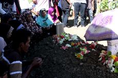 Isak Tangis Iringi Pemakaman Korban Helikopter Jatuh di Morowali 